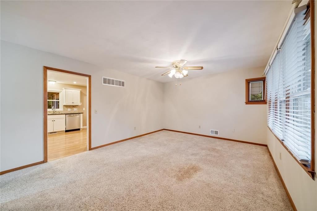 Photo 6 of 28 - 705 SW Mitchell Street, Oak Grove, MO 64075