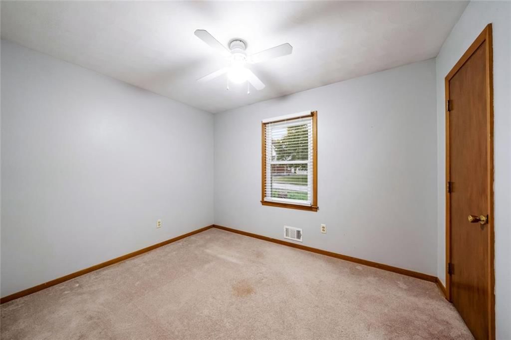 Photo 8 of 28 - 705 SW Mitchell Street, Oak Grove, MO 64075