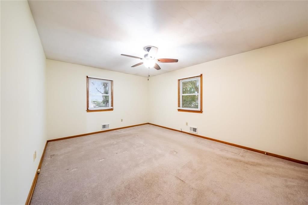 Photo 10 of 28 - 705 SW Mitchell Street, Oak Grove, MO 64075