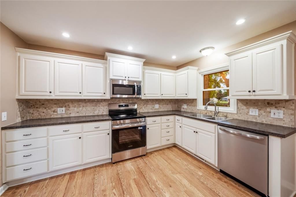 705 SW Mitchell Street, Oak Grove, MO: listing photo 2
