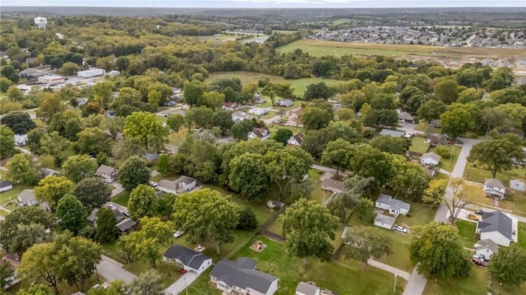 Photo 25 of 28 - 705 SW Mitchell Street, Oak Grove, MO 64075
