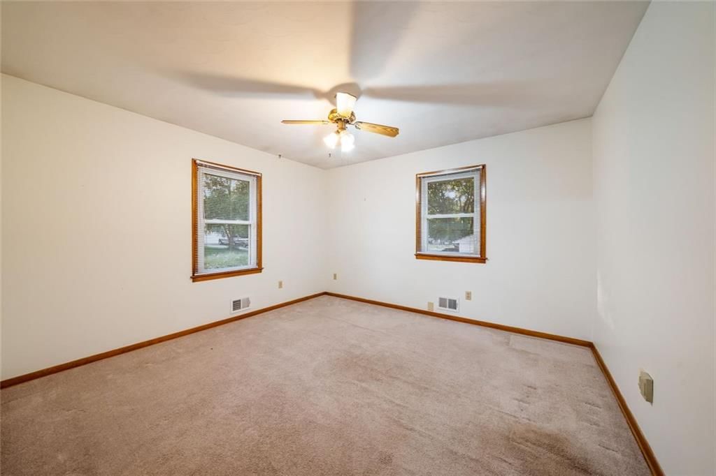 Photo 9 of 28 - 705 SW Mitchell Street, Oak Grove, MO 64075