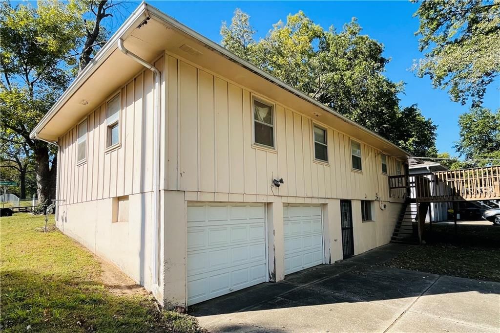 Attached garage and concrete driveway at 3829 Stonewall Court, Independence, MO 64055