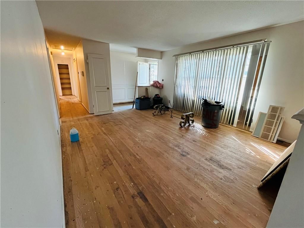 White walls at 3829 Stonewall Court, Independence, MO 64055