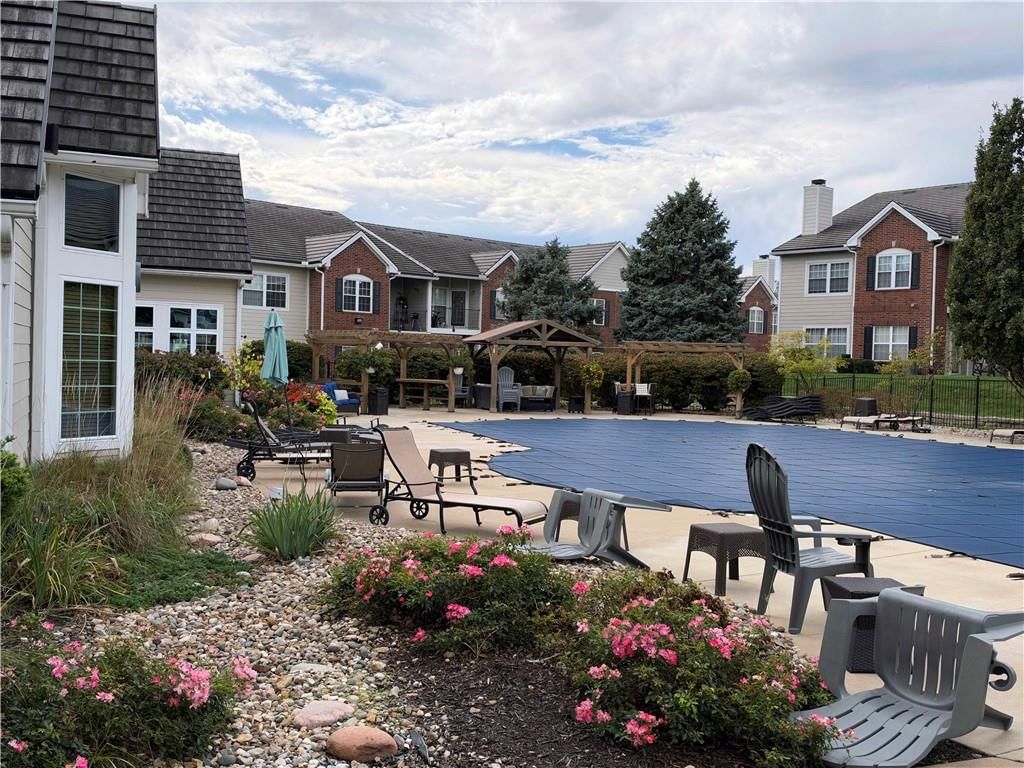 Paver patio and covered patio at 11630 Tomahawk CreeK Parkway #J, Leawood, KS 66211
