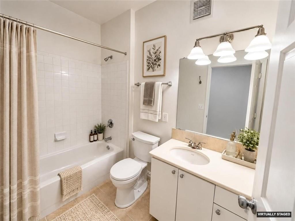Tub and shower combo at 11630 Tomahawk CreeK Parkway #J, Leawood, KS 66211