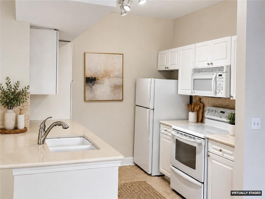 Electric range at 11630 Tomahawk CreeK Parkway #J, Leawood, KS 66211