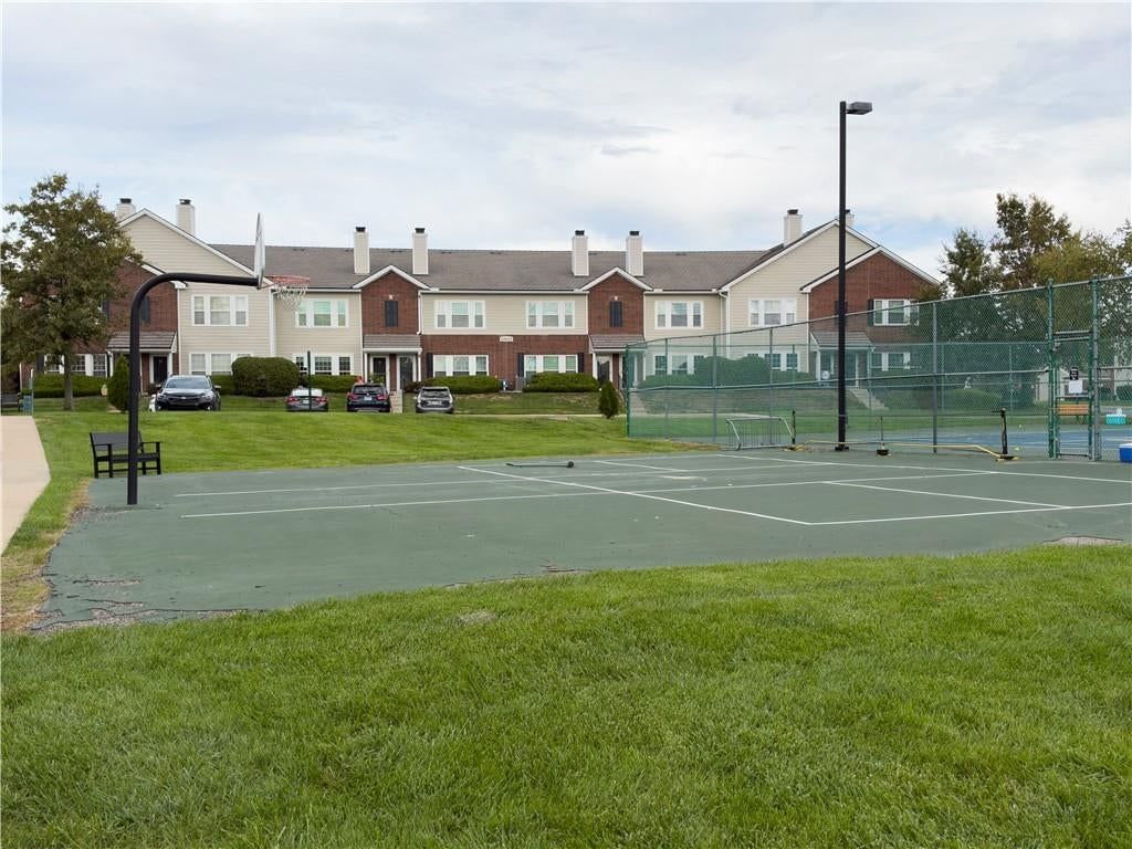 Sport court at 11630 Tomahawk CreeK Parkway #J, Leawood, KS 66211