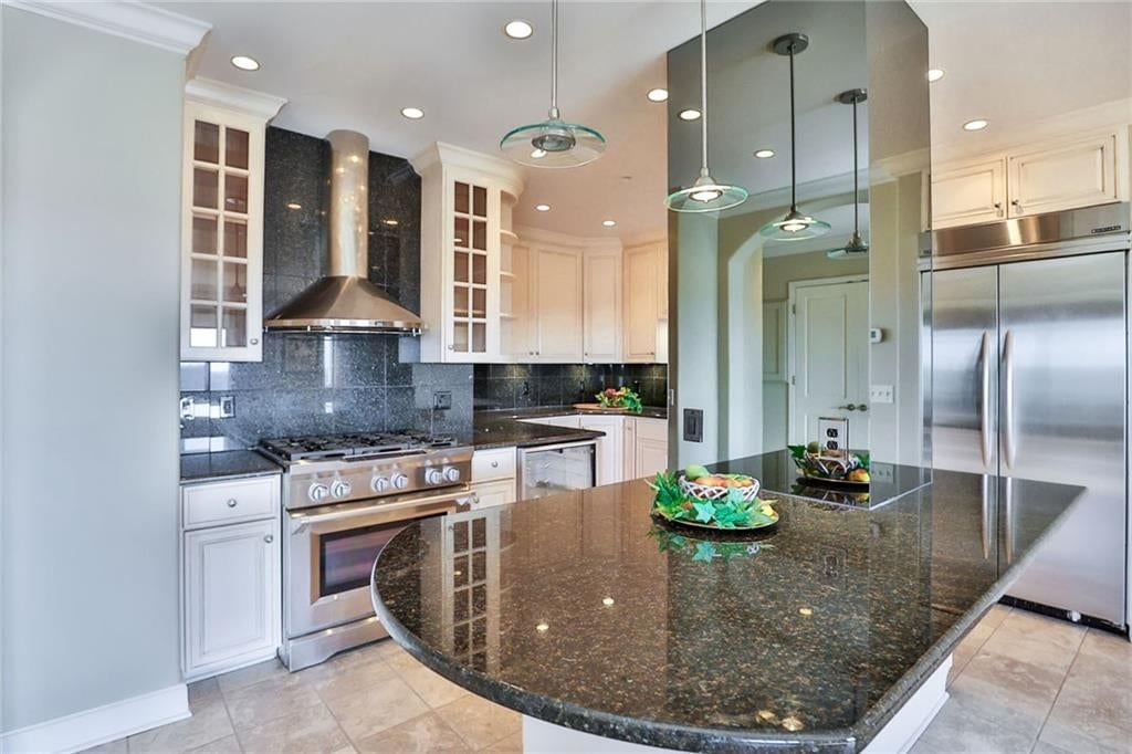 Photo 6 of 27 - 121 W 48TH Street