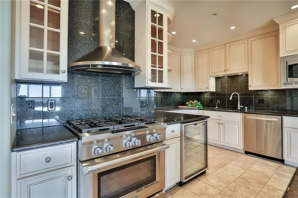 Photo 8 of 27 - 121 W 48TH Street