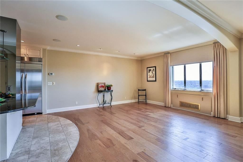 Photo 10 of 27 - 121 W 48TH Street