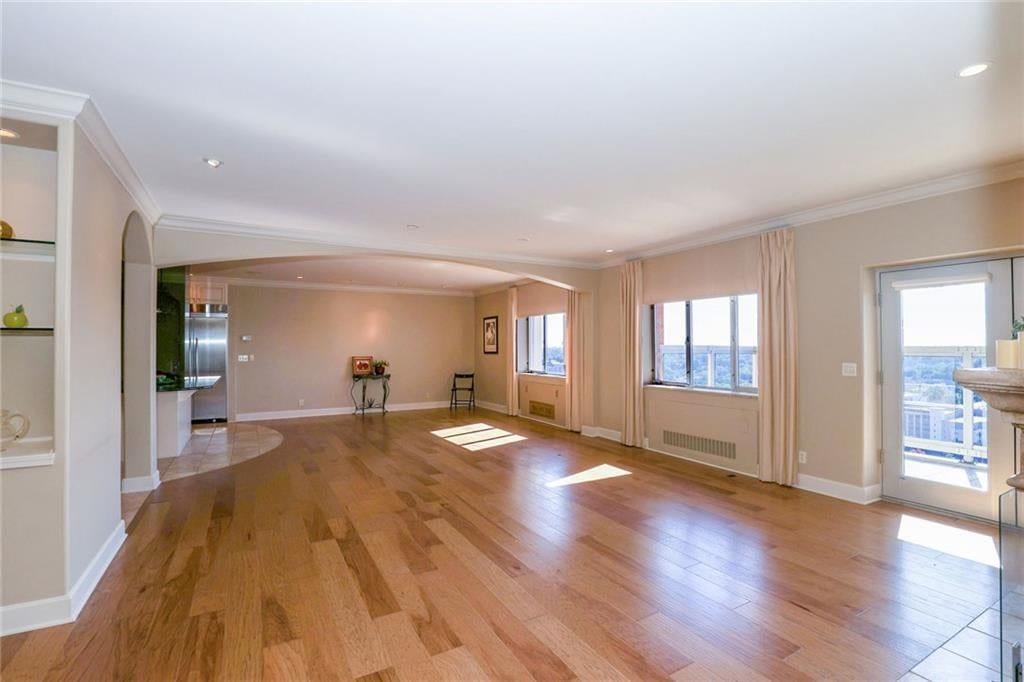 Photo 9 of 27 - 121 W 48TH Street