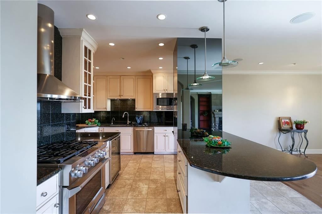 Photo 5 of 27 - 121 W 48TH Street