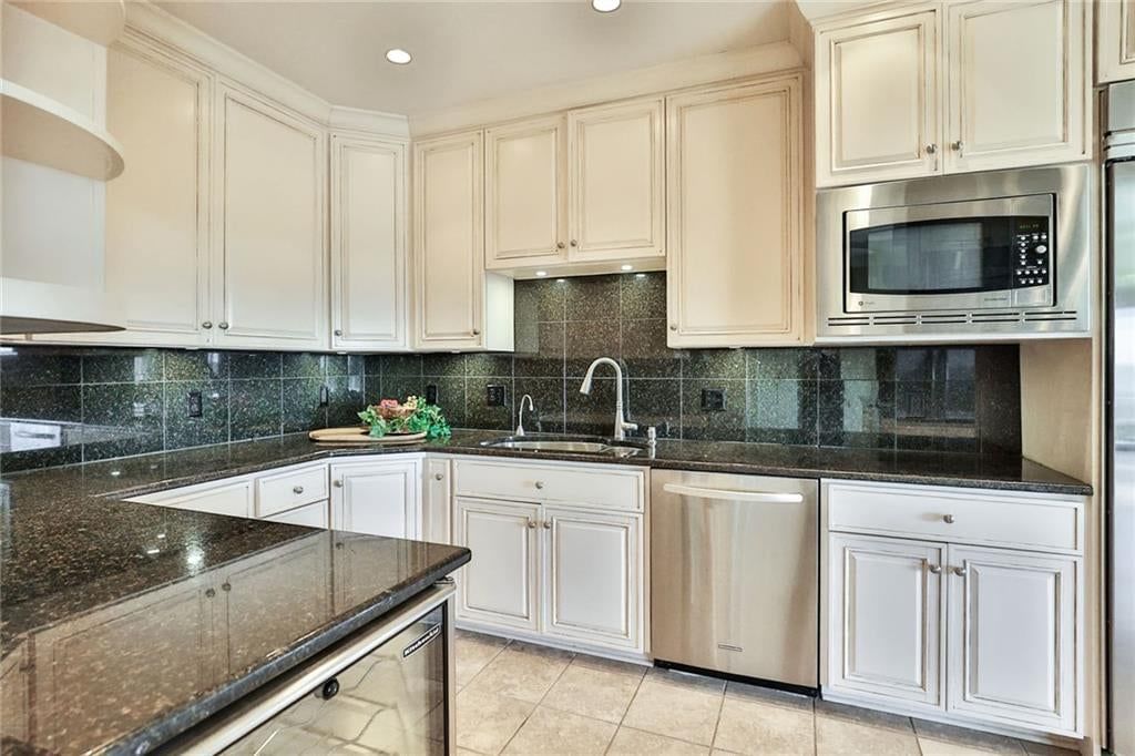Photo 7 of 27 - 121 W 48TH Street