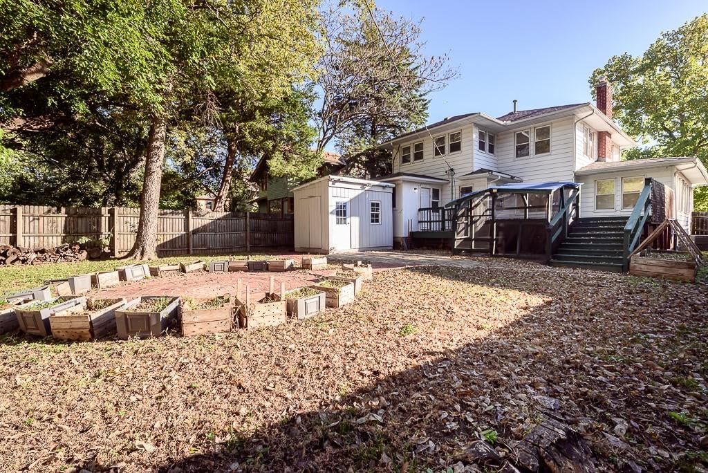 Paver patio at 5828 Paseo Boulevard, Kansas City, MO 64110