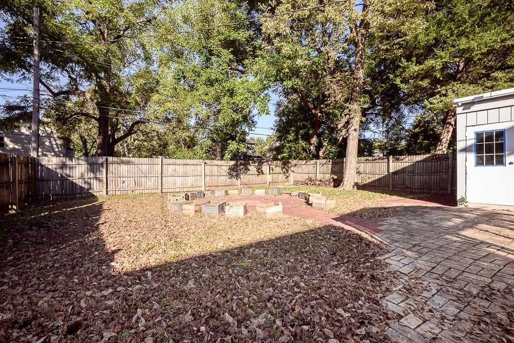 Photo 23 of 28 - 5828 Paseo Boulevard, Kansas City, MO 64110