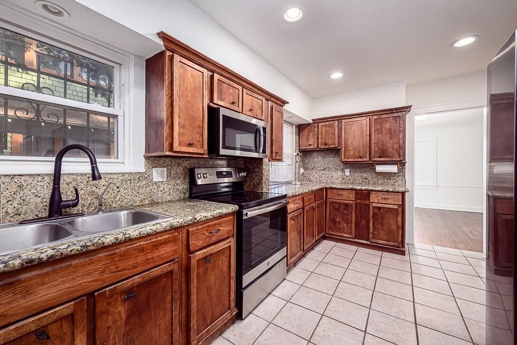 Photo 11 of 28 - 5828 Paseo Boulevard, Kansas City, MO 64110