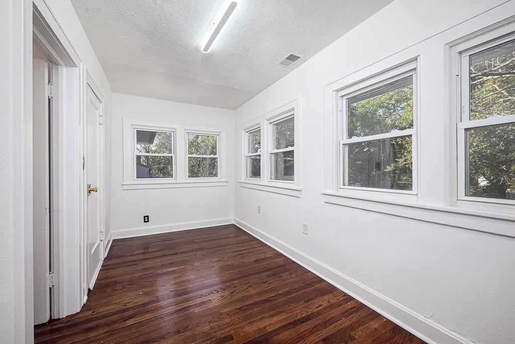 Photo 18 of 28 - 5828 Paseo Boulevard, Kansas City, MO 64110