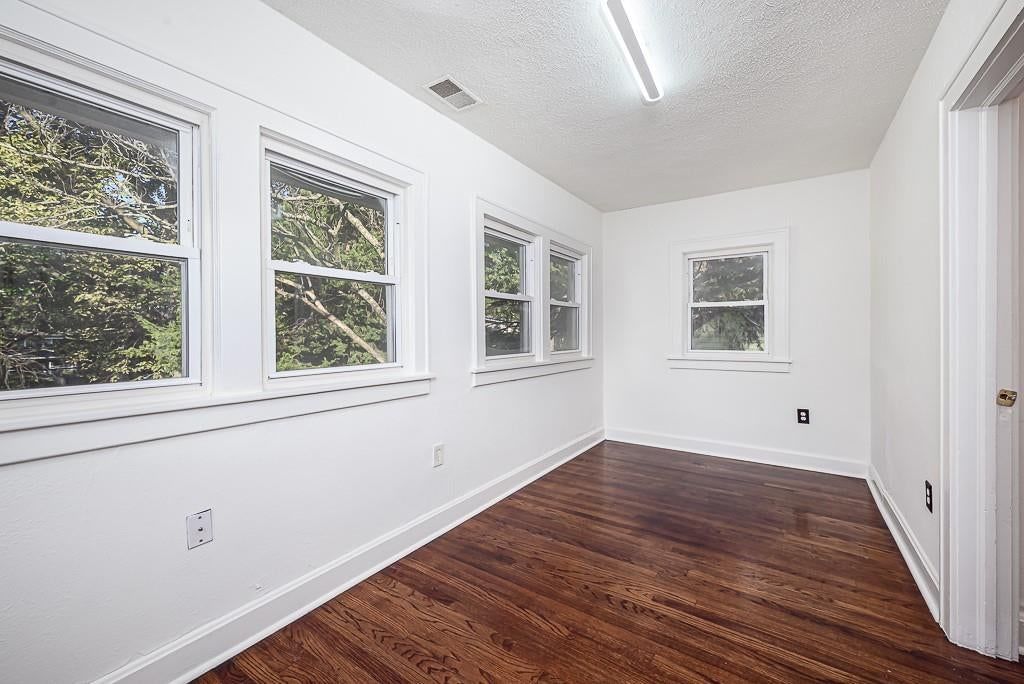 Photo 19 of 28 - 5828 Paseo Boulevard, Kansas City, MO 64110
