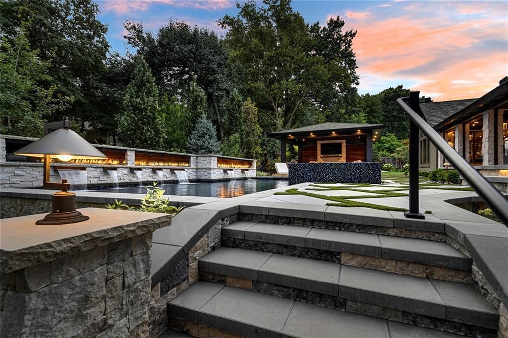 Photo 18 of 73 - 4963 W 88th Street, Prairie Village, KS 66207