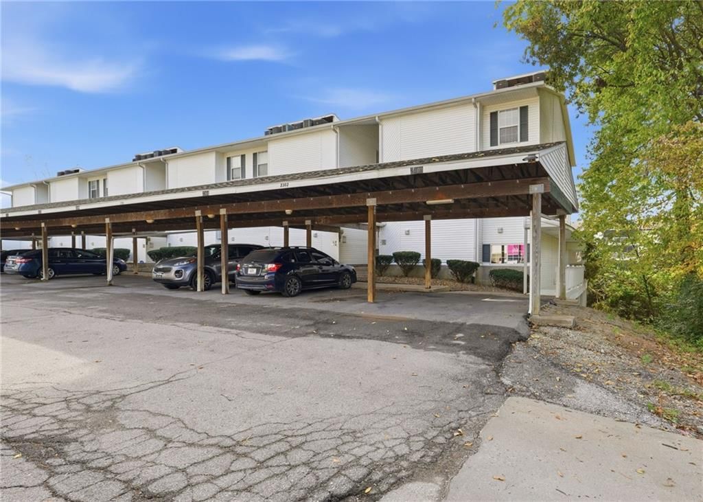 2300 NE 68th Street, Gladstone, MO: listing photo 3