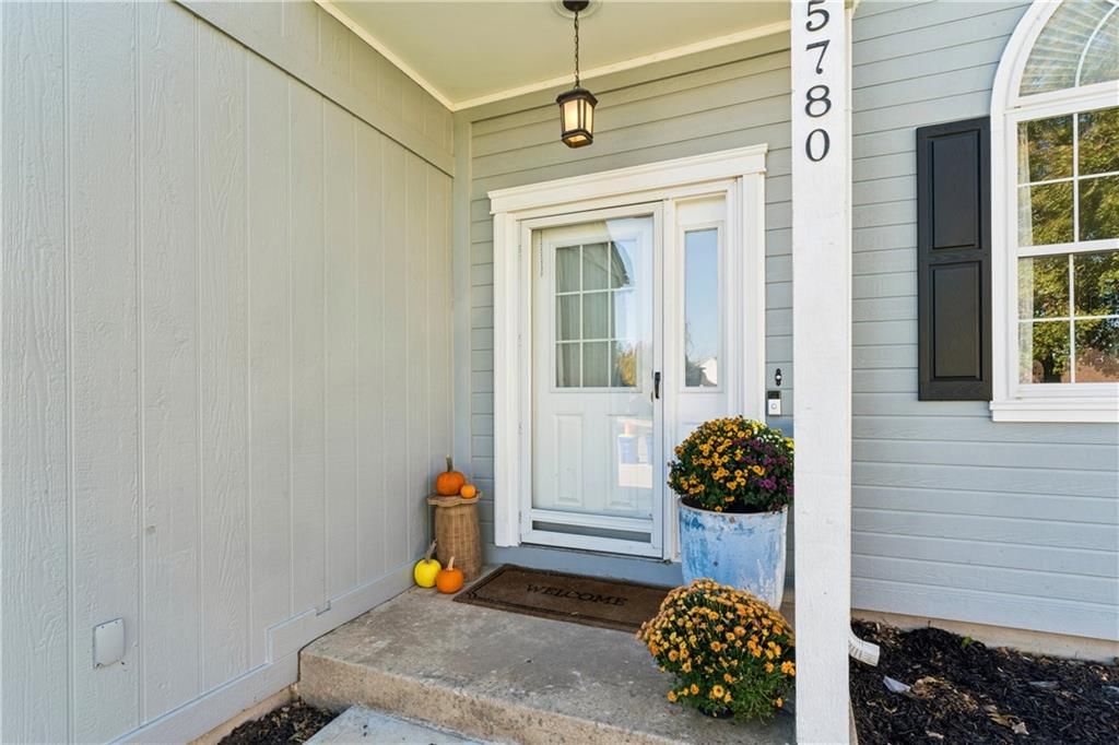 5780 Apache Drive, Shawnee, KS: listing photo 3