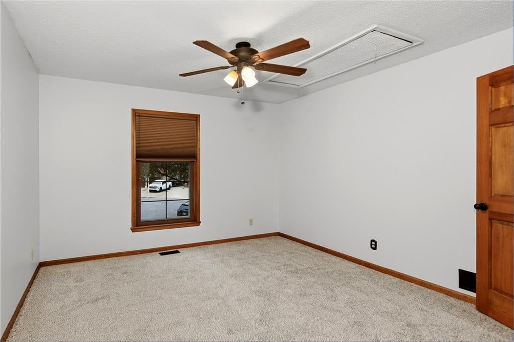 Photo 22 of 52 - 1707 Remington Court, Leavenworth, KS 66048
