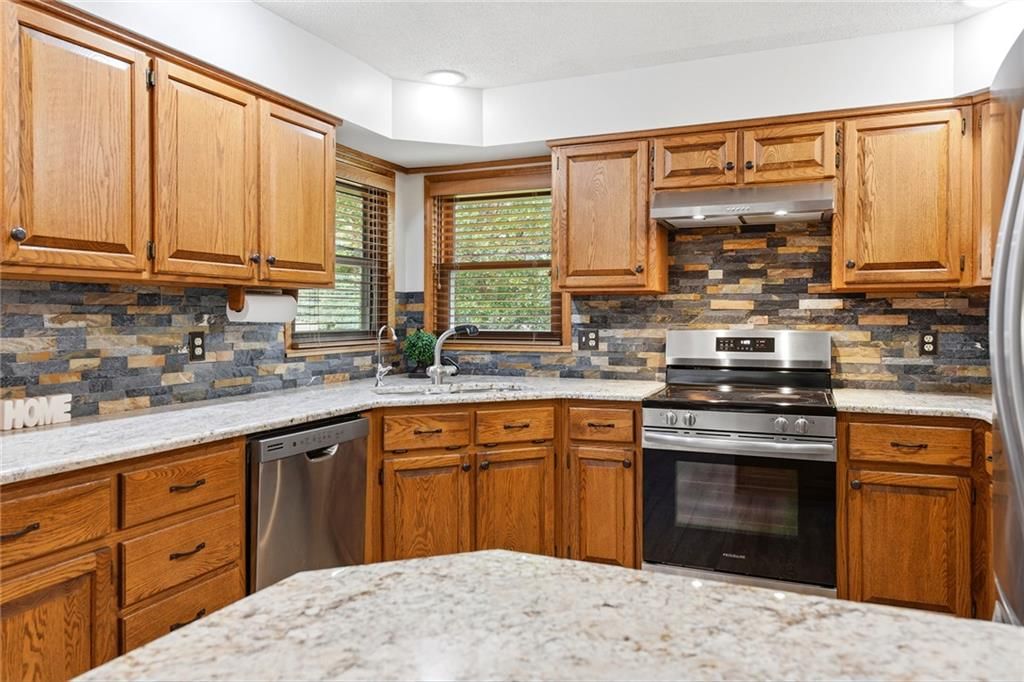 Photo 10 of 52 - 1707 Remington Court, Leavenworth, KS 66048