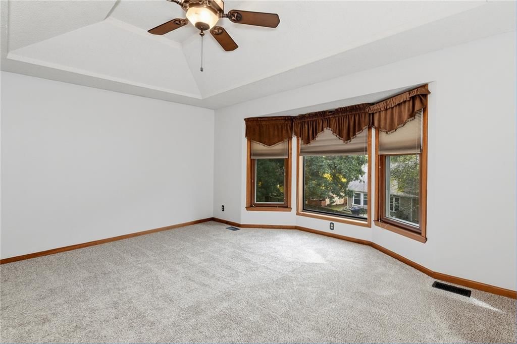 Photo 14 of 52 - 1707 Remington Court, Leavenworth, KS 66048