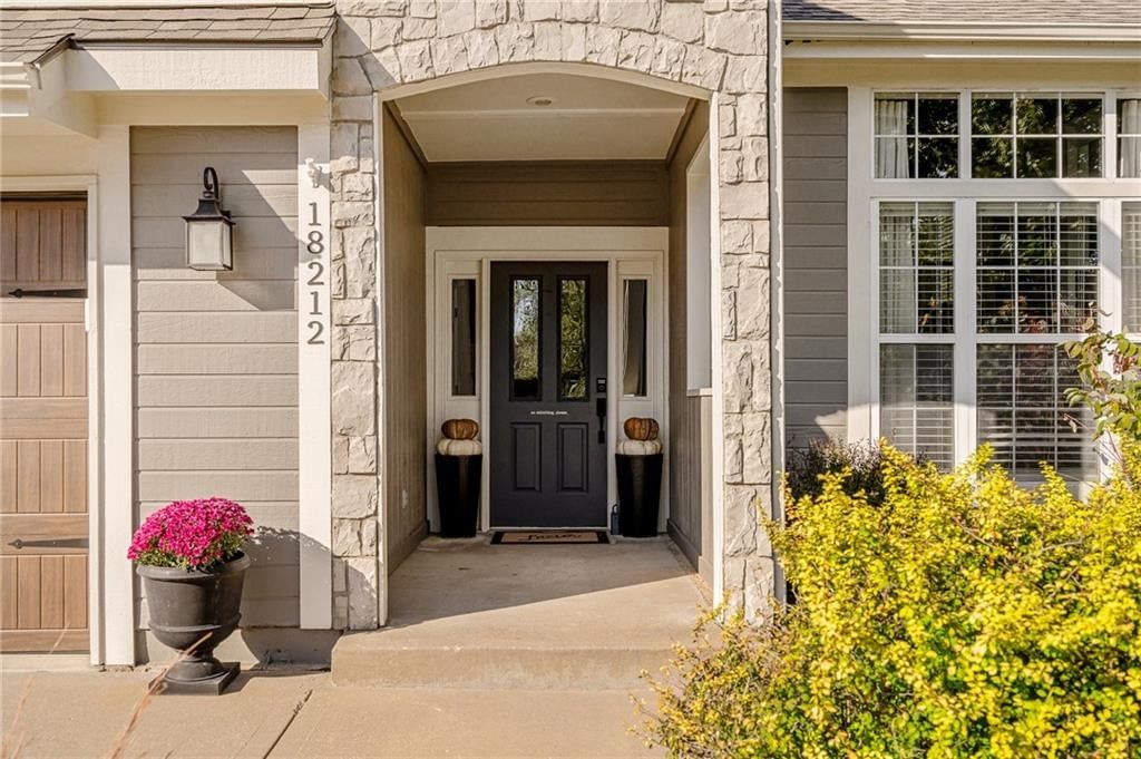 18212 W 156TH Street, Olathe, KS: listing photo 2