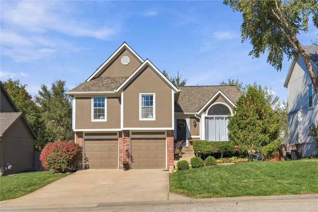 21806 W 53RD Street, Shawnee, KS: listing photo 2