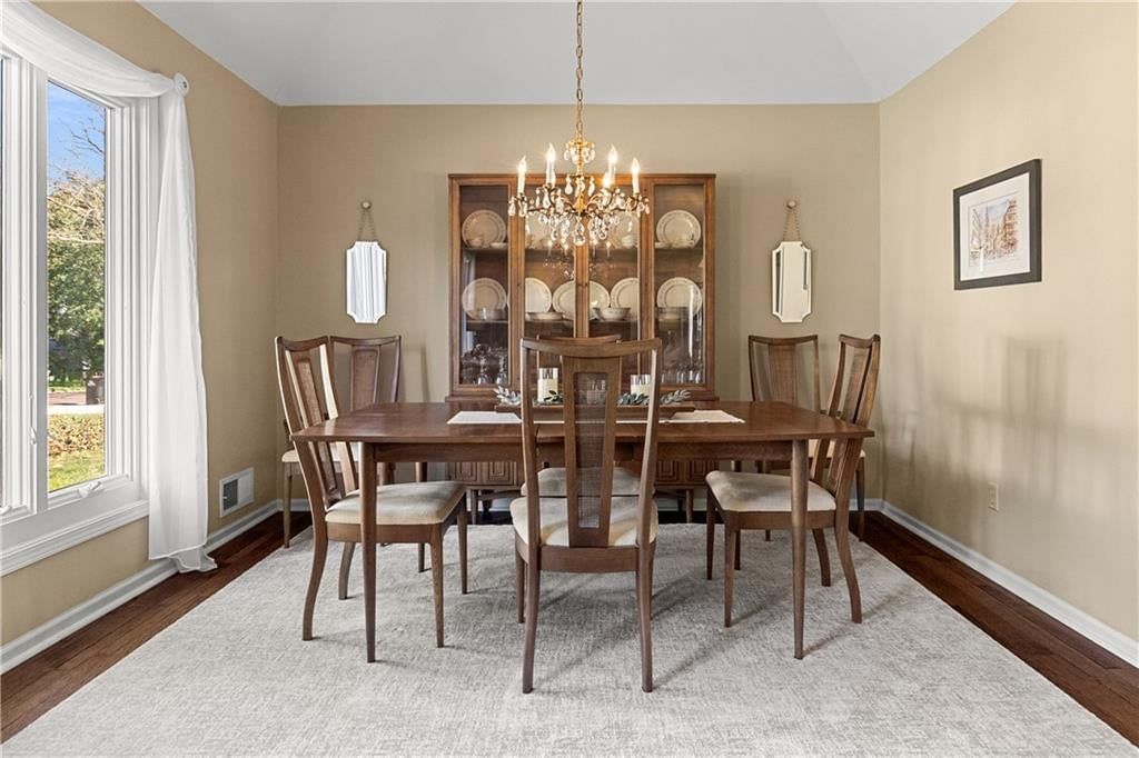 Photo 7 of 28 - 10909 W 102nd Street, Overland Park, KS 66214