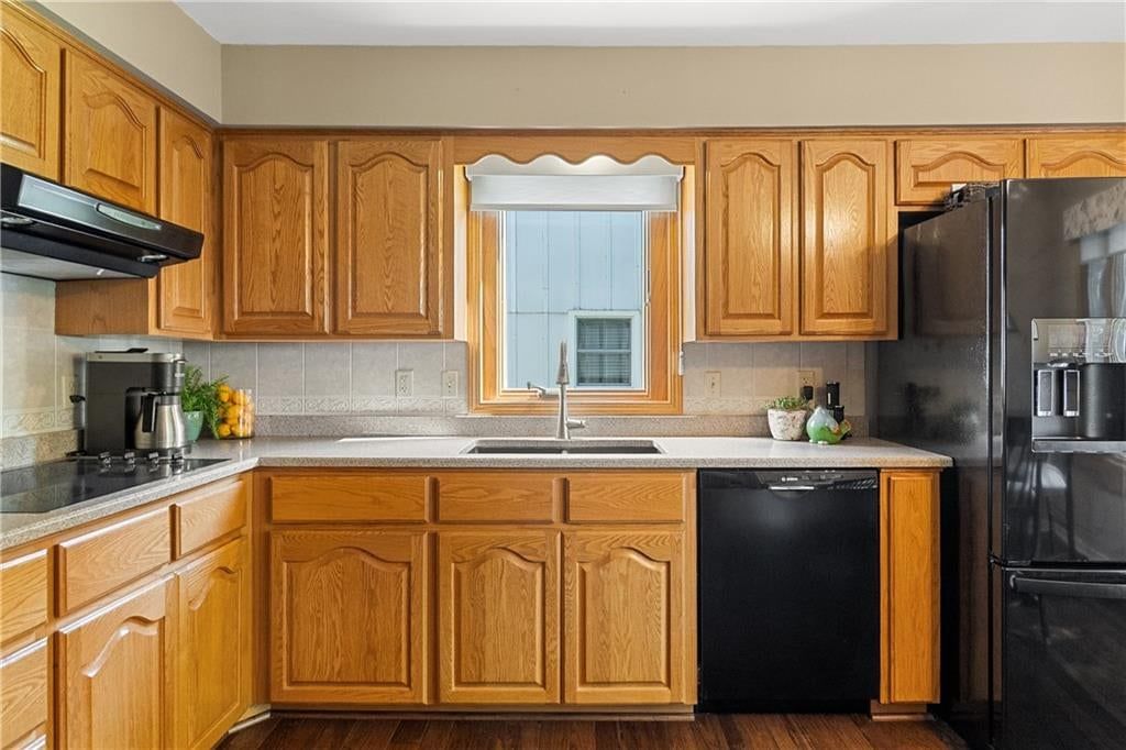 Kitchen backsplash and tile backsplash type at 10909 W 102nd Street, Overland Park, KS 66214