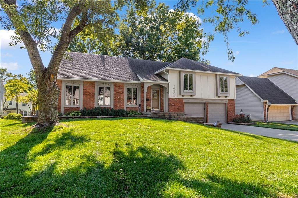 Photo 2 of 28 - 10909 W 102nd Street, Overland Park, KS 66214