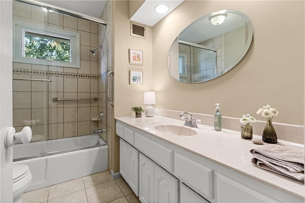 Tub and shower combo at 10909 W 102nd Street, Overland Park, KS 66214