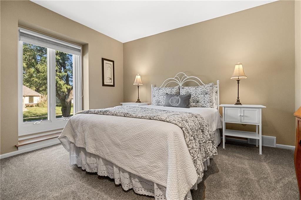 Photo 18 of 28 - 10909 W 102nd Street, Overland Park, KS 66214