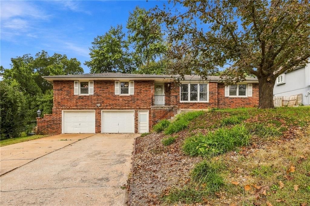 7724 NW Eastside Drive, Weatherby Lake, MO: listing photo 2