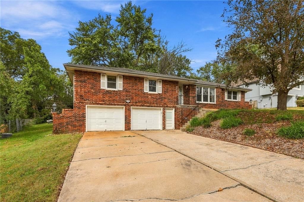 7724 NW Eastside Drive, Weatherby Lake, MO: listing photo 3