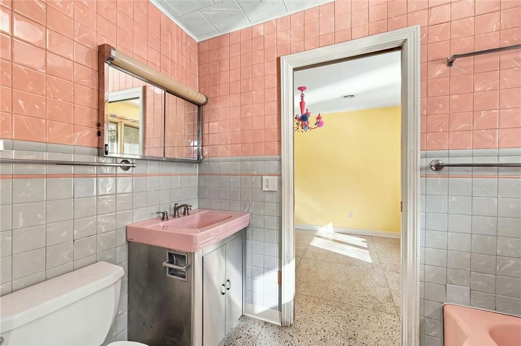 Tub and shower combo at 7810 NW Scenic Drive, Weatherby Lake, MO 64152