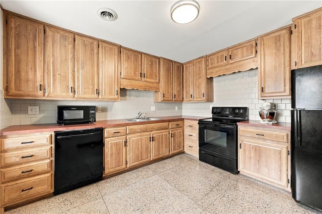 Double oven at 7810 NW Scenic Drive, Weatherby Lake, MO 64152