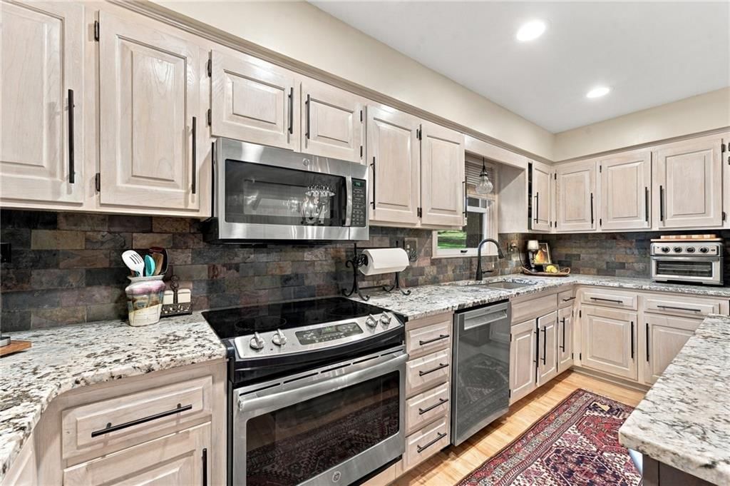 Photo 14 of 38 - 505 NW 41st Street, Kansas City, MO 64116