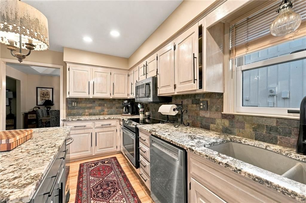 Photo 15 of 38 - 505 NW 41st Street, Kansas City, MO 64116