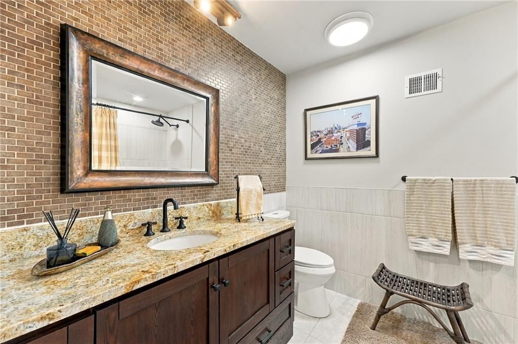Photo 16 of 38 - 505 NW 41st Street, Kansas City, MO 64116