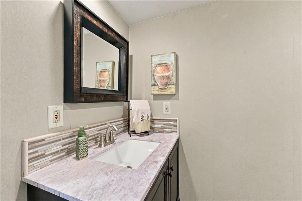 Photo 27 of 38 - 505 NW 41st Street, Kansas City, MO 64116