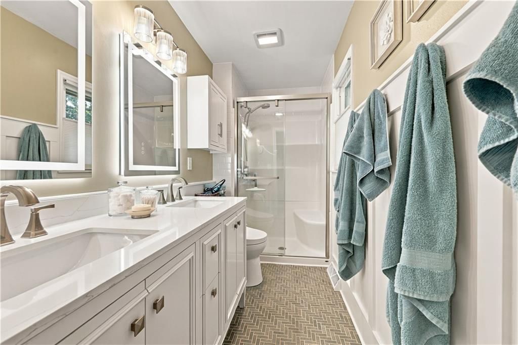 Frameless glass shower at 12908 E 58th Street, Kansas City, MO 64133