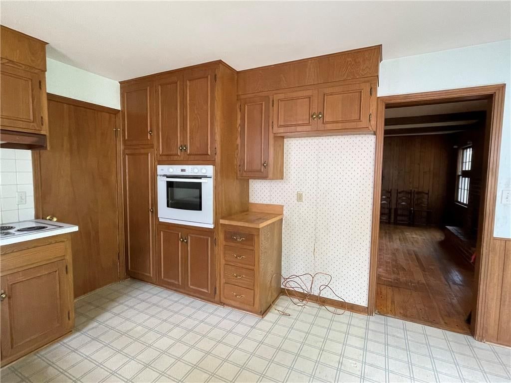 White appliances at 6926 W 101st Street, Overland Park, KS 66212