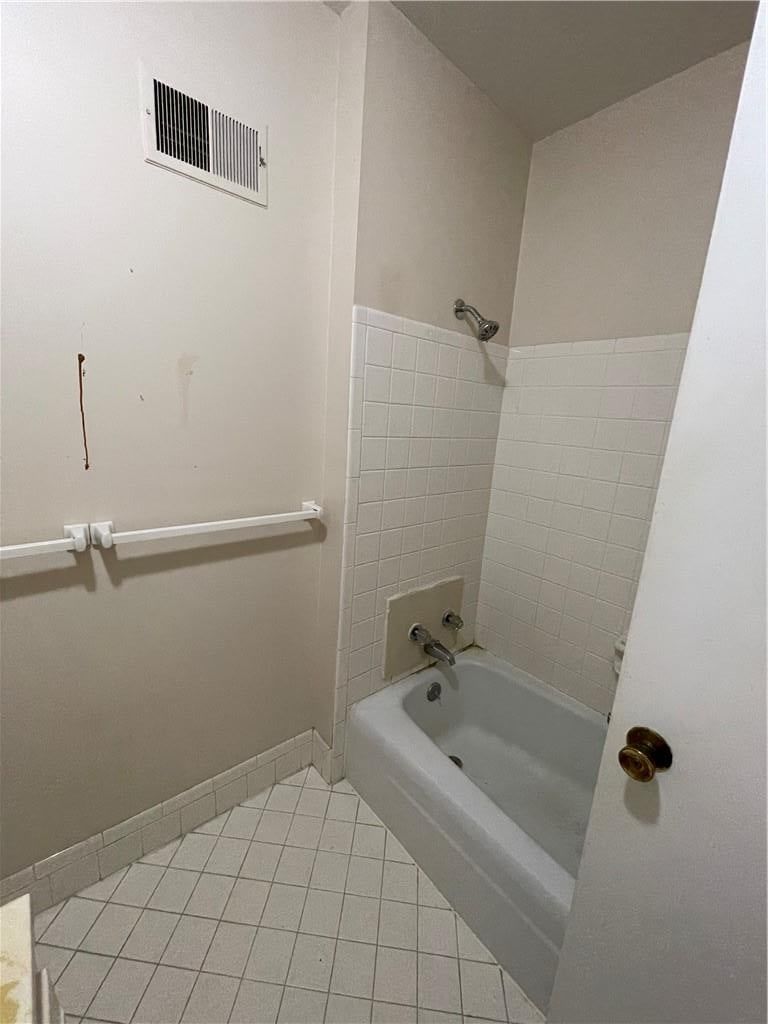 Photo 11 of 23 - 6926 W 101st Street, Overland Park, KS 66212