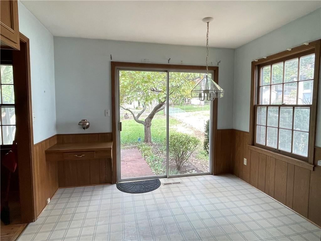 Breakfast nook at 6926 W 101st Street, Overland Park, KS 66212