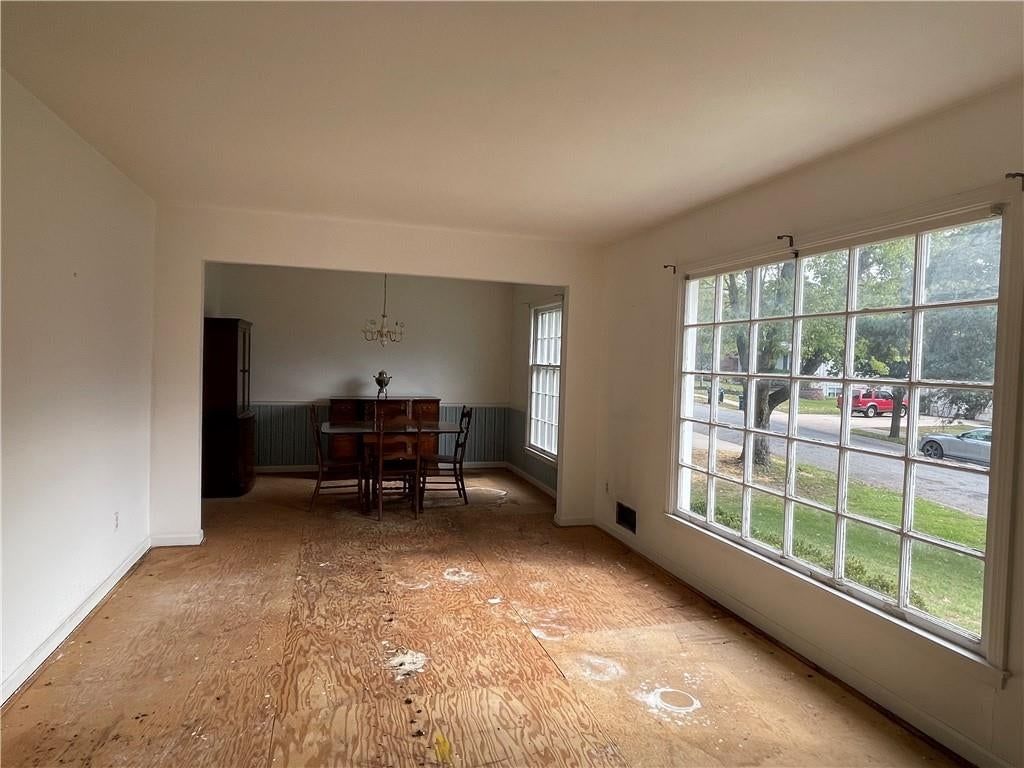Wall of windows at 6926 W 101st Street, Overland Park, KS 66212