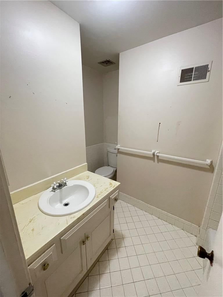 Photo 12 of 23 - 6926 W 101st Street, Overland Park, KS 66212